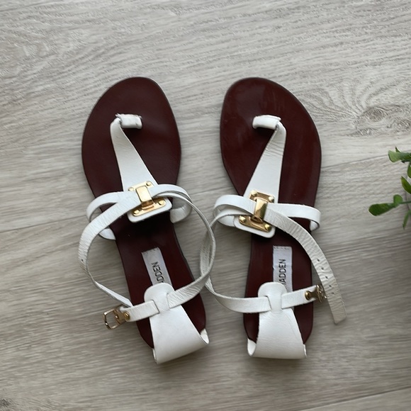 Steven Madden Flat Sandals in white and gold - Picture 2 of 2